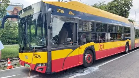 Rusztowania z ciężarówki zahaczyły o kabinę autobusu. Kierowca zabrany do szpitala