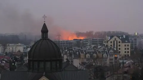 Łuna nad osiedlem. Płonęły trawy