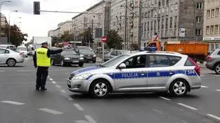 Policja kieruje samochody na objazdy