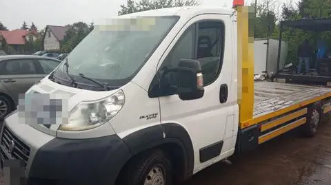 Policja: metodą "na lawetę" wywoził samochody z Warszawy. Zarzuty kradzieży dla 25-latka