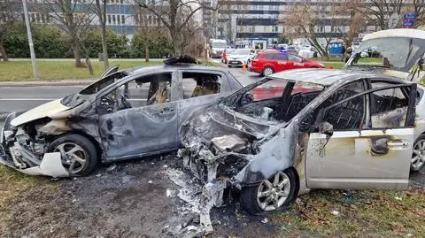 Dwie toyoty zderzyły się na Banacha. Doszczętnie spłonęły