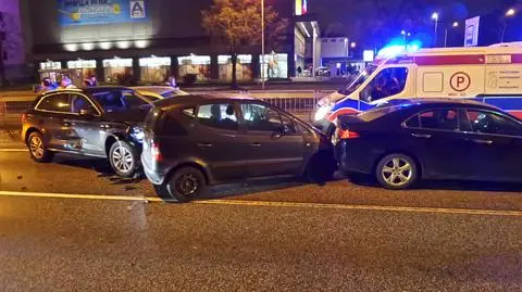 Karambol w alei Krakowskiej. Dwa pasy ruchu były zablokowane
