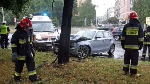 Wjechała BMW w drzewo. Trafiła do szpitala