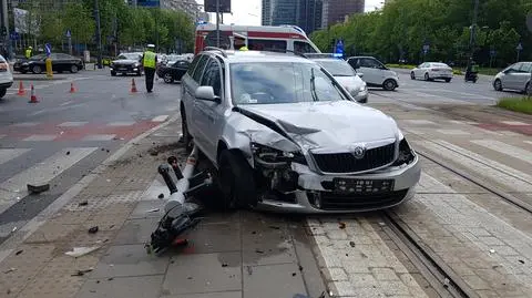 Rozbite samochody zablokowały inne auta i tramwaje