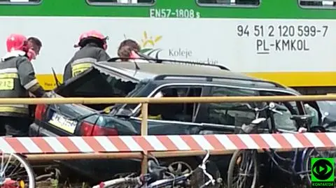 Chciała ominąć opuszczony szlaban, wjechała pod pociąg