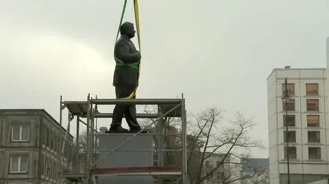 Pomnik Kaczyńskiego przyjechał na plac Piłsudskiego