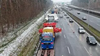 Transport elementów maszyny TBM przy węźle Janki