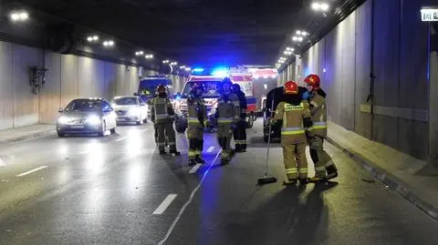 Zderzenie trzech samochodów w tunelu Wisłostrady