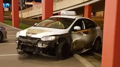 Pijany kierowca uderzył w znak. Zatrzymała go policja