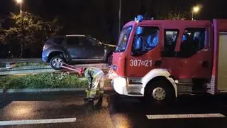 Auto wpadło na bariery w alei Prymasa Tysiąclecia