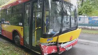 Zderzenie BMW z autobusem na Bielanach