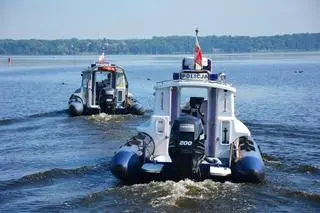 Policjant po służbie pomagał tonącym 