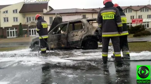 W Powsinie doszczętnie spłonął mercedes