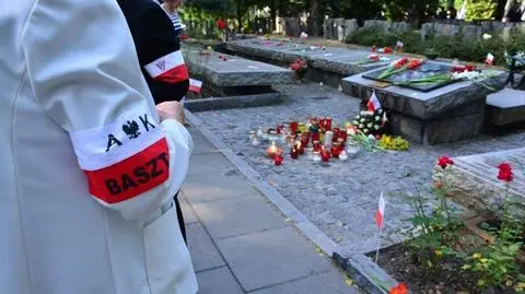 Powstańcy mają dość buczenia. Apelują o godne zachowanie