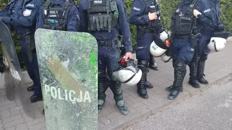 Wylali na policjantów fekalia i farbę. Zarzuty dla 17 osób po siłowej eksmisji ze skłotu