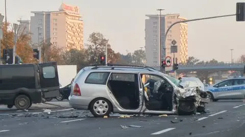 Poważny wypadek na Czerniakowskiej. Pięć osób poszkodowanych