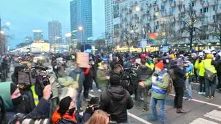 Policjanci odcięli drogę protestującym