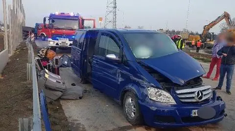 Zderzenie ciężarówki z busem pod Warszawą. Cztery osoby ranne