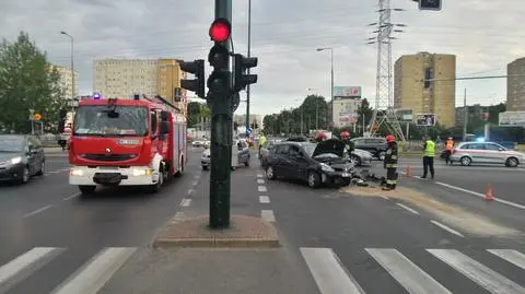 Zderzenie toyoty z renault. "500 złotych mandatu za wymuszenie pierwszeństwa"