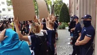 Protest "Gruntujemy Cnoty Niewieście"