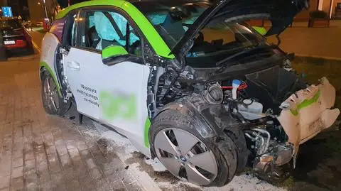 Elektryczne auto z wypożyczalni rozbite w alei "Solidarności". Kierowca miał 1  promil