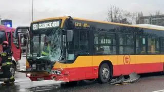 Zderzenie auta osobowego z autobusem na Mokotowie 