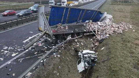 Zderzenie tirów na S8. Jeden wpadł do rowu i stracił ładunek