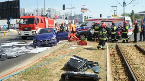 Zderzenie audi i daewoo na torowisku. Trzy osoby w szpitalu