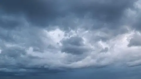 Niżowa niedziela Parasol się przyda