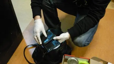Ze skradzioną torebką ukrył się pod podłogą