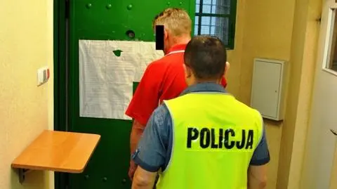 Był ścigany listem gończym. Schował się za szafą