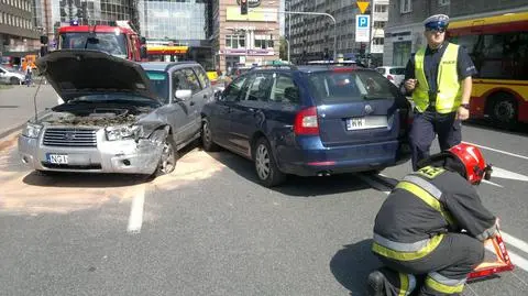 Czołowe zderzenie na Rakowieckiej. "Volkswagen zepchnął skodę"