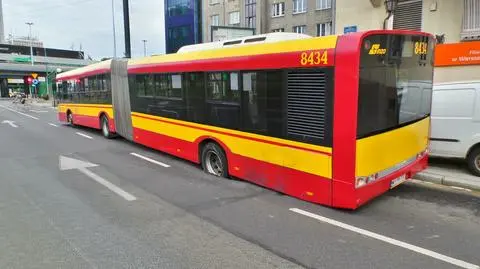 Zapadła się jezdnia pod miejskim autobusem