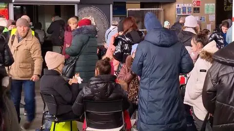 Uchodźcy z Ukrainy na dworcu autobusowym Warszawa Zachodnia