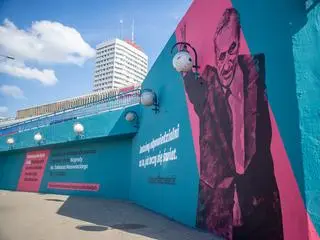 Przestrzeń przy stacji metra Centrum wzbogacił mural z wizerunkiem Tadeusza Mazowieckiego