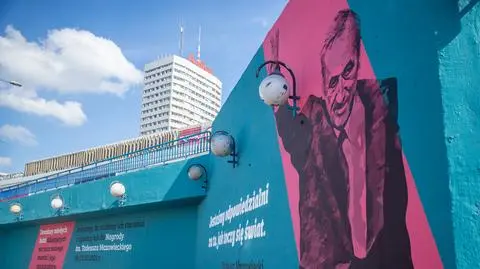 Przestrzeń przy stacji metra Centrum wzbogacił mural z wizerunkiem Tadeusza Mazowieckiego