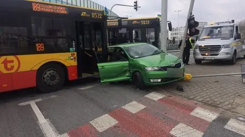 Zderzenie samochodu z autobusem. Pasażer w szpitalu