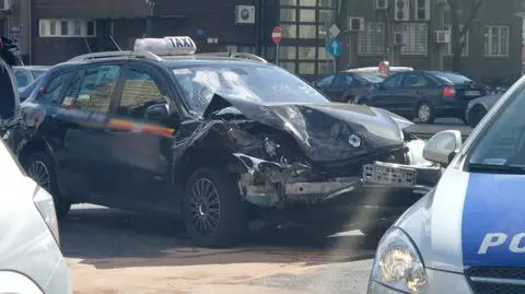 Kolizja dwóch taksówek i BMW przy Chałubińskiego