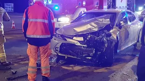 Zderzenie na Białołęce. Policja: kierowca oddalił się, auto ukradł chwilę wcześniej