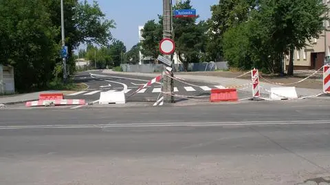 Skończyli Mozaikową. Słup został na środku