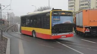 Zepsuty autobus na torowisku 