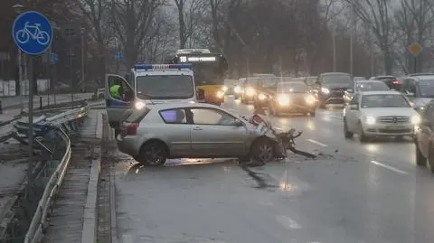 Korki na Wisłostradzie. "Auto wypadło z zakrętu"