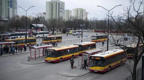 Ludzie chodzą między autobusami. ZTM zamyka chodnik