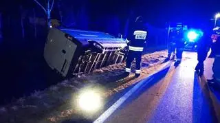 Bus z nieznanymi substancjami leżał w rowie 