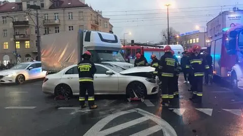 Ochota: kraksa trzech samochodów na ważnym skrzyżowaniu
