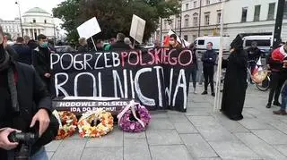 Rolnicy przywieźli na plac Trzech Krzyży trumnę