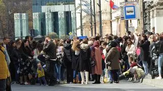 Tłum wiernych przed cerkwią na Miodowej podczas nabożeństwa wielkanocnego 