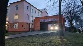 Policja przed Szpitalem Wolskim