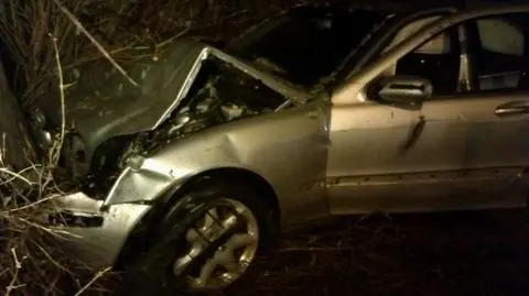 Mercedesem uderzył w dwa samochody i uciekł
