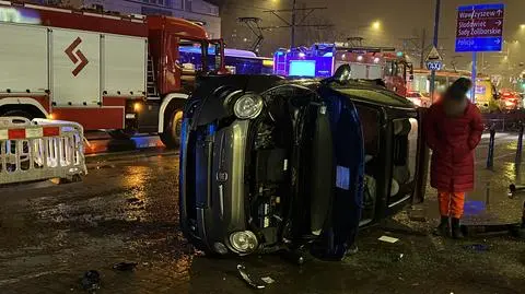Zderzenie na Bielanach, auto na boku